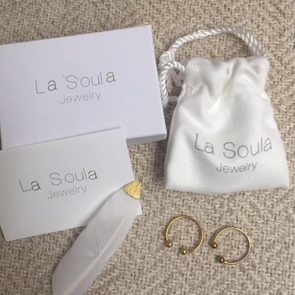 La Soula pair of adjustable diamond rings. Cute!